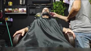 Cortando o cabelo e barba em menos de 2 minutos