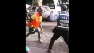 Agente de tránsito se enfrenta a motorizado