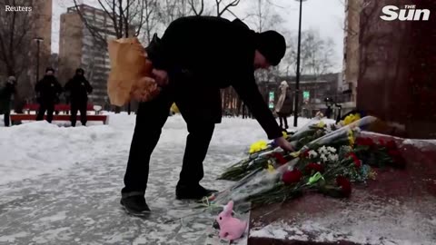 Moscow police arrest people laying flowers on Ukraine anniversary