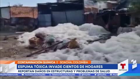 Una espuma tóxica invade las casas de al menos 400 familias en Soacha, Colombia | Noticias Telemundo