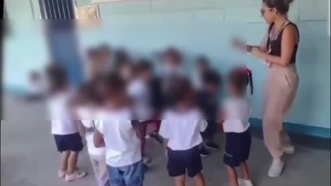 Crianças dançam funk 'Toma Rajadão' em creche pública do Rio
