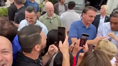 Bolsonaro cumprimenta apoiadores na Flória