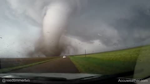 Amazing footage of the evolution of a vicious tornado