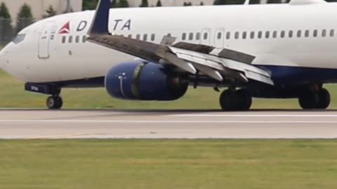 Boeing 737-800 operating as Delta Flt 2729 arriving at St Louis Lambert Intl - STL