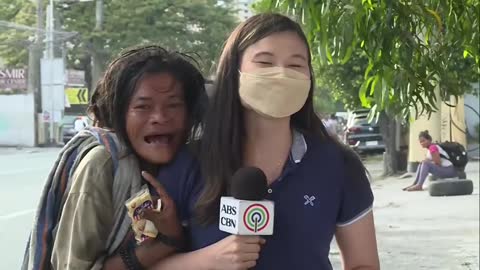 VIRAL_ ABS-CBN reporter niyakap _ ABS-CBN News