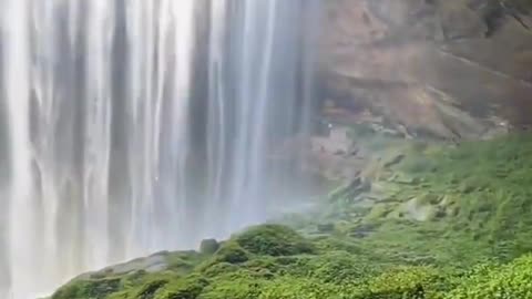 It is another world behind the waterfall scenery in Wanzhou District, SW China’s Chongqing.