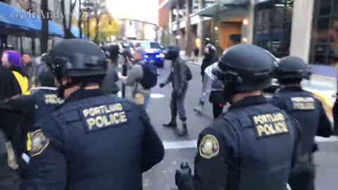 Nov 17 2018 Portland 2.0 police separate the groups as Antifa tries to cut off the people leaving