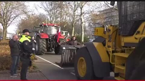 The Dutch farmers have started protesting again today and were immediately hunted down and disbanded by the police and riot squads.