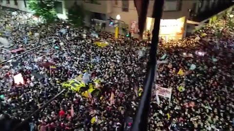 Argentinos saem às ruas para comemorar a vitória de Javier Milei. Assista!