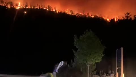 The Fire is close to the houses in Canada Kelowna