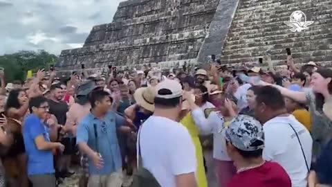 Casi linchan Lady Chichén Itzá, turista extranjera que subió y bailó en pirámide