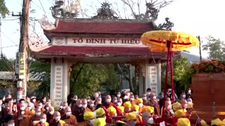 Thousands gather for Vietnamese Zen master's cremation