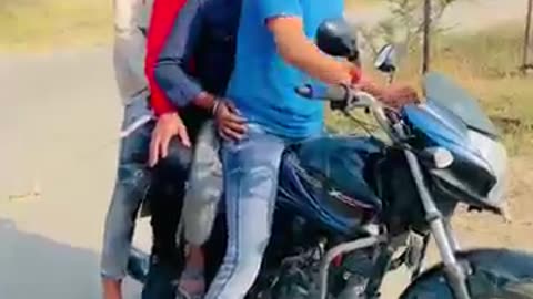 Policewale ko Pagal Samajha lekin Police wala Nikla Shatir