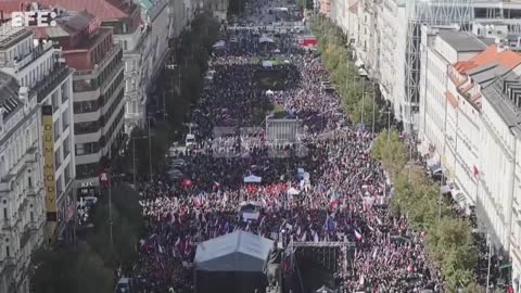 Protesto com milhares de pessoas exige saída da República Tcheca de Otan e UE