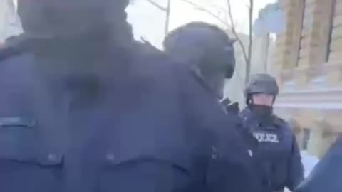 A Hundred Police Officers Are Armed With Wooden Batons To Deal With Peaceful Protesters in Ottawa