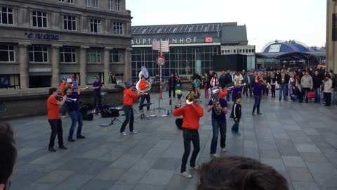Impressive street band attracts crowd in Cologne