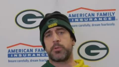 Aaron Rodgers: "He's a bum, his problem is that I'm not vaccinated."