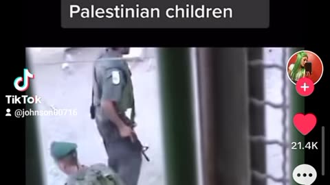 Izraeli katona bakancsban rúg bele a palesztin kicsi fiúba