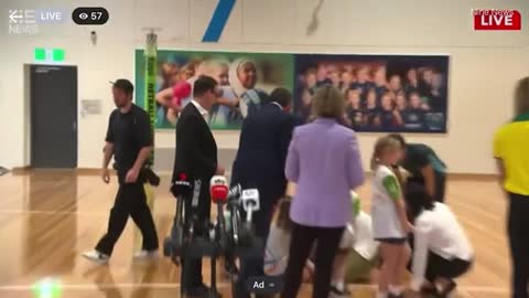 Daniel Andrews press conference comes to a halt as child suddenly collapses 👀