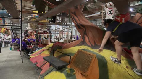 Final touches put on Rose Parade floats