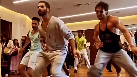 Tiger Varun And Shahid Dancing Together | Tiger Shroff Dance Video | #tigershroff #shorts #dance
