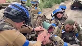 Ukrainian field chaplain crosses soldiers with holy oil (miros