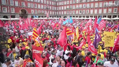 Spain: Thousands of union members march in Madrid for higher wages and better rights
