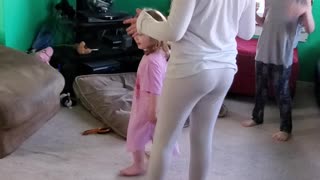 10 year old girl and her siblings sing Dance Monkey