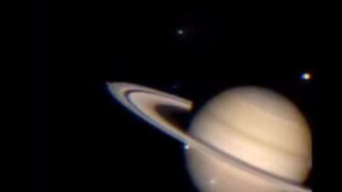 OVNI CAPTURADO POR TELESCOPIO CERCA DE LOS ANILLOS DE SATURNO