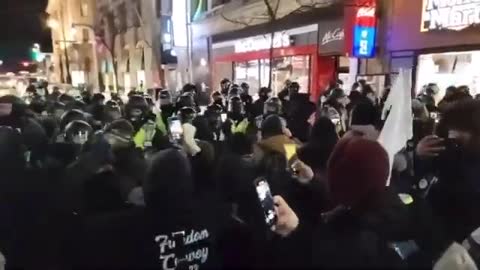 🚨 OTTAWA RIGHT NOW 🇨🇦 FEB-19 POLICE BEGIN PUSHING PROTESTERS HOLDING THE LINE 🇨🇦