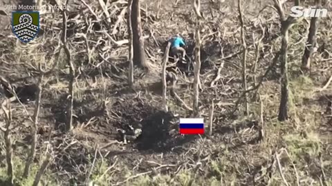 Ukrainian gunner mows down nearby Russian soldiers