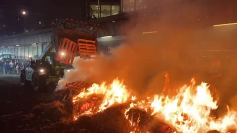 REWOLUCJA WE FRANCJI Rolnicy i kibice rozpalili ogień przed budynkiem samorządu w Bordeaux