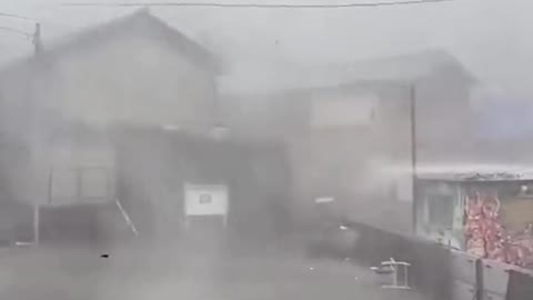 Typhoon Nanmadolslams into Japan 。