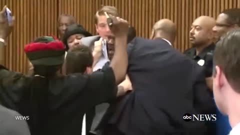 Victim DAA jump on the table to attack his daughters killer in the court