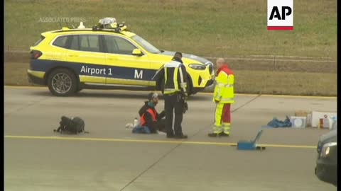 Activistas climáticos protestan en dos aeropuertos alemanes