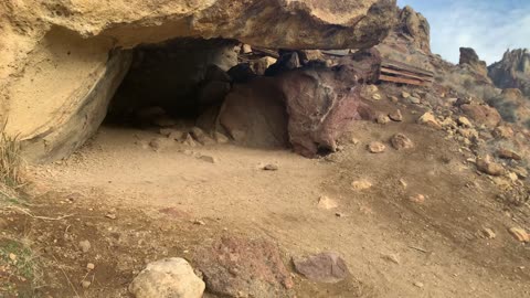 Central Oregon – Smith Rock State Park – Exploring a Cave – 4K