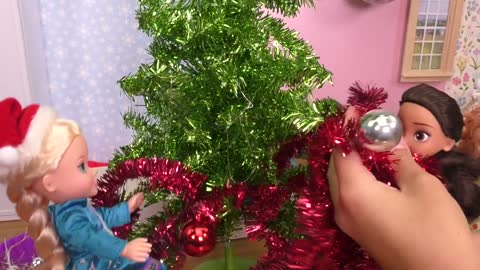 Christmas ! Elsa and Anna toddlers - what happens to Santa ? Gifts - decorations - tree