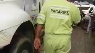 Video: Sancionan a conductor por mal parqueo