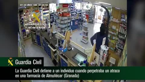 La Guardia Civil detiene a un individuo cuando perpetraba un atraco en una farmacia de Almuñécar