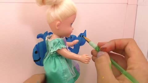 WALL Art Painting ! Elsa and Anna toddlers - school - Barbie is teacher - colors
