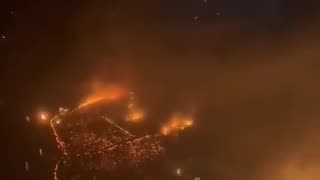 Plane passenger films Maui "wildfire" (DEW) destruction