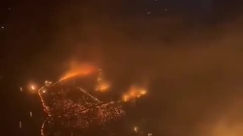 Plane passenger films Maui "wildfire" (DEW) destruction