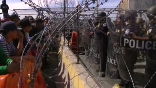 Miles de migrantes llegan a línea divisoria México-EE.UU. para exigir entrada