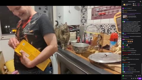 2023-07-05 (9bis.3) - 1h30 du matin, l'heure d'éplucher des patates - Decheterie (avec chat)