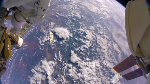 Astronautas pierden un escudo en el espacio por accidente (GoPro 8K)(720P_HD)