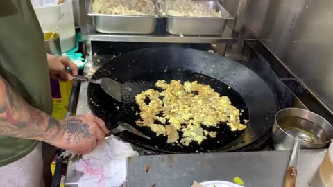 So Many People Wait in Line!! Delicious Singapore Hawker Food! (Singapore Street Food)