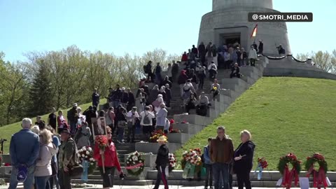 A mass rally is held in Treptov Park in memory of the fallen Soviet soldiers