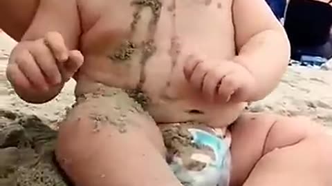 Funny baby reaction lol 🤣🤣