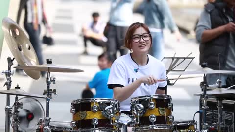 World Most Beautiful & Amazing Japanie Street Drummer girl "S WHITE".