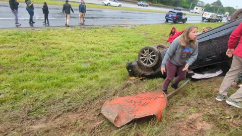 Live Car Wreck Rescue. i-75 North Near Atlanta. Hits the hill flies in the air & lands upside down 🙏